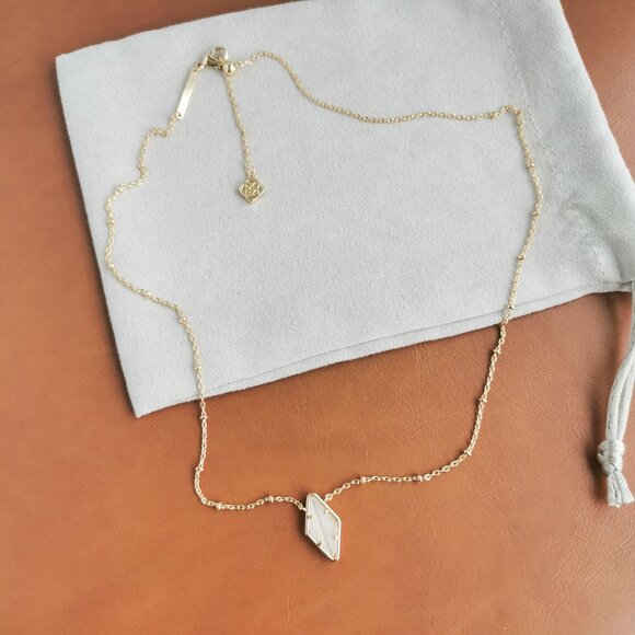 Kendra Scott Kinsley Gold Ivory Mother-of-Pearl Short Necklace Trendy - Picture 4 of 4